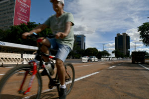 Com a conclusão do asfaltamento das novas ligações na Galeria dos Estados, a sinalização das vias teve início nesta terça-feira (13). O trabalho é feito por equipes da Novacap e do DER-DF.