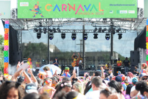 O Parque da Cidade recebeu música, camas elásticas, espumas, confetes, serpentinas e muitas fantasias de personagens de desenhos animados. Era a animação do bloco Baratinha, presente há 30 anos no carnaval do Distrito Federal.