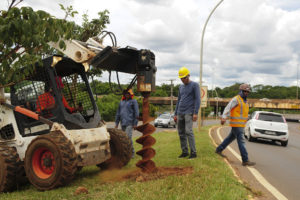 Equipes da Novacap iniciaram a instalação das barreiras que servirão de parâmetro para motoristas sobre a altura máxima permitida sob o Bragueto.