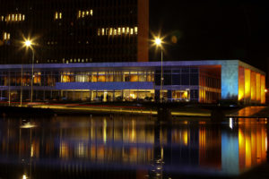 Palácio do Buriti fica iluminado em cores especiais até domingo (6) em apoio ao Dia Mundial do Câncer. Foto: Nilson Carvalho/Agência Brasília