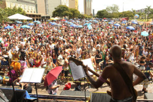 No Setor Bancário Norte, os tropicalistas do Bloco das Divinas Tetas comandaram a festa a partir das 14 horas. No palco ao ar livre, a banda com mais de dez músicos contagiou o público.