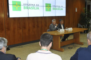 O governador Rollemberg, ao lado do chefe da Casa Civil, Sérgio Sampaio, em coletiva no Palácio do Buriti nesta segunda-feira (19).