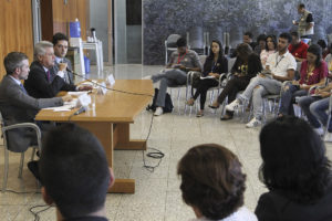 O secretário de Saúde, Humberto Fonseca, o governador Rodrigo Rollemberg, e o secretário adjunto da pasta, Daniel Seabra.