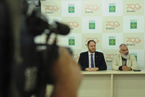 O secretário do Meio Ambiente, Igor Tokarski, e o diretor-presidente da Fundação Jardim Zoológico de Brasília, Gerson Norberto.