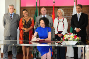 A diretora do Instituto Cervantes de Brasília, Rosa Sanchez, assina o termo de cessão do terreno para a instituição.