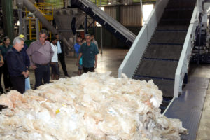 O governador de Brasília, Rodrigo Rollemberg, participou na manhã desta quinta-feira (1º) da inauguração de um conjunto de máquinas adquiridas pela Capital Recicláveis, no SCIA.