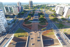 Duas novas alças permitem, desde as 6 horas desta quinta (15), o acesso de automóveis dos Eixinhos ao Eixão Sul perto do ponto onde parte de viaduto caiu em 6 de fevereiro.