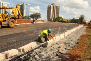 A parte asfáltica das obras das novas ligações dos Eixinhos com o Eixão Sul nos arredores do viaduto da Galeria dos Estados foi finalizada nesta segunda-feira (12).