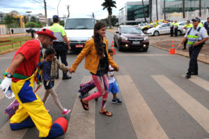 A movimentação típica no trânsito de veículos e pedestres em frente ao Centro de Ensino Fundamental Polivalente, na 913 Sul, ganhou novos personagens na manhã desta segunda-feira (19).