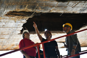 Buracos na estrutura da Ponte do Bragueto são feitos por caminhões que desrespeitam a altura máxima. Trabalho de recuperação das aberturas da laje segue durante todo o feriado e inclui análise de fissuras.