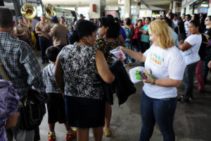 Ação também entregou material informativo sobre serviços de governo que dão suporte às mulheres. Foto: Dênio Simões/Agência Brasília