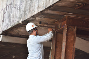 A Galeria dos Estados também ganha sensores de monitoramento do viaduto. A colocação dos equipamentos teve início na tarde deste domingo (11).