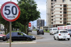 Com base em estudos, vias de Ceilândia tiveram velocidade máxima permitida reduzida