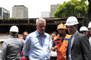 O governador de Brasília, Rodrigo Rollemberg, compareceu, no começo da tarde desta terça (6), à Galeria dos Estados, onde, no fim da manhã, parte do viaduto que passa pelo local caiu após o asfalto do Eixão Sul ceder.