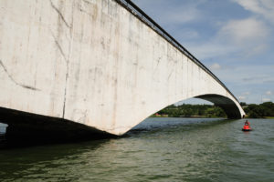 A estrutura da Ponte Honestino Guimarães, que liga a Asa Sul ao Lago Sul, está fora de perigo, e os veículos podem continuar a trafegar nela. Para manter a segurança, no entanto, o governo de Brasília colocará, nos próximos dias, sensores de monitoramento.