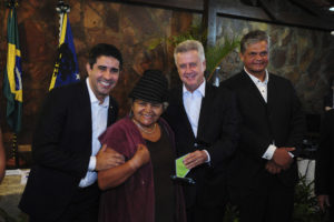 A artisita Ray di Castro recebeu premiação das mãos do governador Rollemberg e do adminsitração do Park Way, Candangolândia e Núcleo Bandeirante, Roosevelt Vilela. Foto: Pedro Ventura/Agência Brasilia