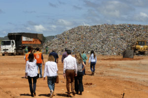 Especialistas estrangeiros em engenharia sanitária ambiental visitaram o Aterro Sanitário de Brasília nesta terça-feira (20)