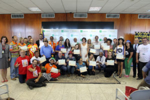 A camapanha Brasília Limpa entregou, nesta terça-feira (23), o certificados para vinte e três blocos de carnaval que se empenharam em manter a limpeza urbana durante a folia no DF