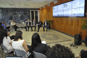 O secretário de Infraestrutura e Serviços Públicos, Antônio Coimbra; o chefe da Casa Civil, Sérgio Sampaio; o diretor-geral do Departamento de Estradas de Rodagem do DF (DER-DF), Márcio Buzar; e o diretor-presidente da Novacap, Júlio Menegotto.