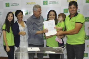 O governador Rollemberg entrega o contrato para o presidente da Associação Mista, Ivan Engler.