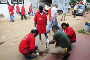 Alunos da Fábrica Social constroem e revitalizam rampas e calçadas no Hospital Regional de Sobradinho.