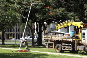 Previsão de finalização de instalação da iluminação é 16 de abril.