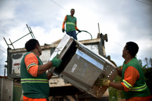 Objetos que acumulam água e colaboram com a proliferação do Aedes aegypti foram recolhidos pelas equipes do SLU e da Novacap.