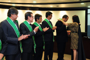 A presidente do TCDF, Anilcéia Machado, entrega a medalha da Ordem do Mérito de Contas Ruy Barbosa