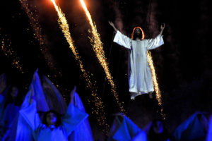 Momento da ressurreição de Cristo foi marcado por show pirotécnico.