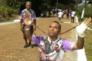 Zilnando de Jesus Lima, de 33 anos, subiu o morro de joelhos para agradecer pela vida do pai, Zilmar, que o acompanhou pelo trajeto.