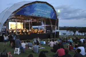 A Orquestra Sinfônica do Teatro Nacional Claudio Santoro executou um concerto à beira do Paranoá no fim da tarde deste domingo (18).