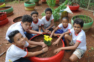 Além de ensinar sobre os usos de recursos hídricos e sustentabilidade ambiental, o programa da Escola Classe Monjolo mostra aos estudantes formas de reaproveitar materiais que antes seriam jogados fora, como pneus.