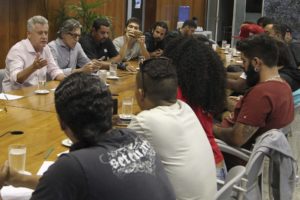 O governador Rollemberg e o secretário de Cultura, Guilherme Reis, em reunião com representantes do Fórum de Grafite.