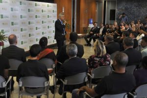 Palácio do Buriti, Plano Piloto, Brasília, DF, Brasil 28/3/2018 Foto: Nilson Carvalho/Agência Brasília.Um dos principais compromissos do governo de Brasília, o apoio à pesquisa científica é fortalecido com a publicação do edital de demanda espontânea pela Fundação de Apoio à Pesquisa do Distrito Federal (FAP-DF).O chamamento público, divulgado nesta quarta-feira (28), em cerimônia no Palácio do Buriti, vai oferecer R$ 15 milhões em três faixas de propostas. Os recursos se destinam às despesas com a compra de equipamentos ou material bibliográfico e ao custeio do trabalho, como bolsas de iniciação científica.O governador Rodrigo Rollemberg.