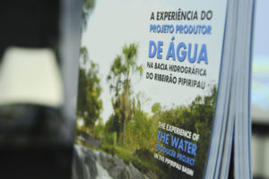 Foi lançado, na noite desta terça-feira (20), o livro A Experiência do Projeto Produtor de Água da Bacia do Ribeirão Pipiripau, que conta a história do trabalho de recuperação do importante manancial hídrico de Planaltina.