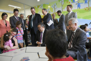 O governador Rodrigo Rollemberg e o diretor-geral da Organização Mundial da Saúde (OMS), Tedros Adhanom Ghebreyesus visitam a brinquedoteca do Hospital da Criança, espaço compartilhado por paciente e familiares.