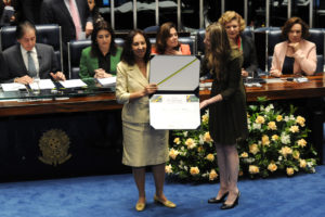 Nos 30 anos da Constituição Federal, todas as mulheres que integraram o parlamento à época receberam o Diploma Bertha Lutz, em reconhecimento à luta pela igualdade de gênero. Uma das então parlamentares é a secretária de Projetos Estratégicos do DF, Maria de Lourdes Abadia.