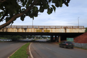 Ponte do Bragueto. Para evitar a passagem de veículos com mais de 4 metros de altura sob a Ponte do Bragueto, na Asa Norte, barreiras físicas começaram a ser instaladas nesta quinta-feira (15).A Companhia Urbanizadora da Nova Capital do Brasil (Novacap) colocará dois pilares e uma viga para sustentarem placas flexíveis de neoprene em cada sentido da pista de rolamento. Na primeira etapa, executada hoje, foram feitas as fundações das estruturas.