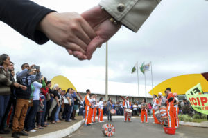 Abraço simbólico contra determinação da Justiça que retira organização social da administração do Hospital da Criança ocorreu na manhã desta quarta (18)