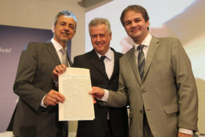 O presidente da Embrapa, Maurício Antônio Lopes, o governador Rodrigo Rollemberg e o diretor presidente da Novacap, Júlio Menegotto. Foto: Toninho Tavares/Agência Brasília