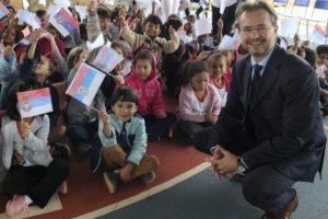 O embaixador da Sérvia no Brasil, Veljko Lazic, com os alunos do Centro Educacional Vargem Bonita, Park Way, em visita nesta terça-feira (17).