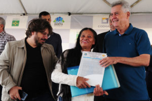 Maria Inês França Brito, de 60 anos, foi a primeira a receber a escritura, das mãos do governador Rodrigo Rollemberg