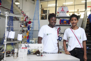 As primas Claudilene e Laiana Nunes formaram-se no curso de costura da Fábrica Social.