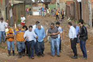 O governador Rollemberg visitou pontos afetados pelo temporal de sexta-feira (6) no Sol Nascente.