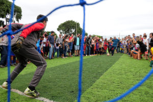 O campo de futebol com grama sintética tem 2,7 mil metros quadrados e poderá ser usado por toda a comunidade