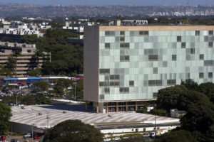 O TST acatou pedido do governo de Brasília e suspendeu decisões que interromperam a seleção de 774 profissionais do Instituto Hospital de Base