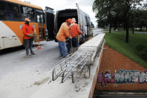 Equipes da Novacap realizam manutenção em viaduto na região da 102 Sul.