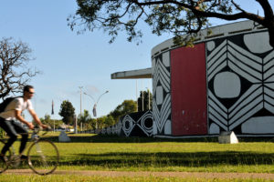 Memorial dos Povos Indígenas, Eixo Momumental, Brasília, DF, Brasil 5/5/2017 Foto: Tony Winston/Agência Brasília.O Memorial dos Povos Indígenas estará fechado a partir desta segunda-feira (8) para reparos na estrutura. Haverá troca de alguns vidros e de todas as películas, o que contribuirá para reduzir a temperatura interna do prédio e preservar as obras do acervo.A previsão é que a intervenção comece na quarta-feira (10) e dure 30 dias corridos, tempo em que o museu ficará fechado para visitação.