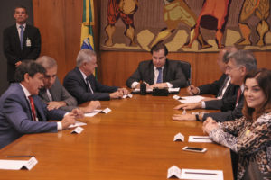 O governador do Piauí, Wellington Dias; o vice-governador de Goiás, José Eliton; o governador de Brasília, Rodrigo Rollemberg; o presidente da Câmara dos Deputados, Rodrigo Maia; os governadores do Rio de Janeiro, Luiz Fernando Pezão, e de Minas Gerais, Fernando Pimentel; e a vice-governadora do Acre, Nazareth Araújo.