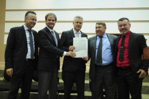 O pastor e presidente da Assembleia de Deus Ministério Videira, José Laerte da Silva (camisa azul), recebeu a escritura do templo das mãos do governador Rollemberg e do presidente da Terracap, Júlio César Reis.